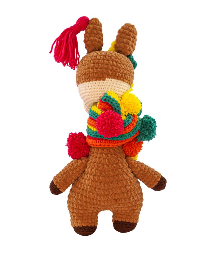 Detalhes da Lhama Nina amigurumi — cachecol colorido com pompons e flores na orelha