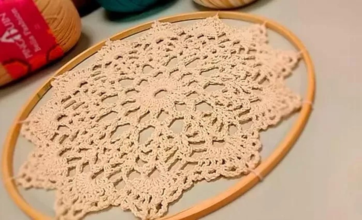 Mandala de Crochê com Linha Bella Amigurumi em bastidor de madeira 25cm