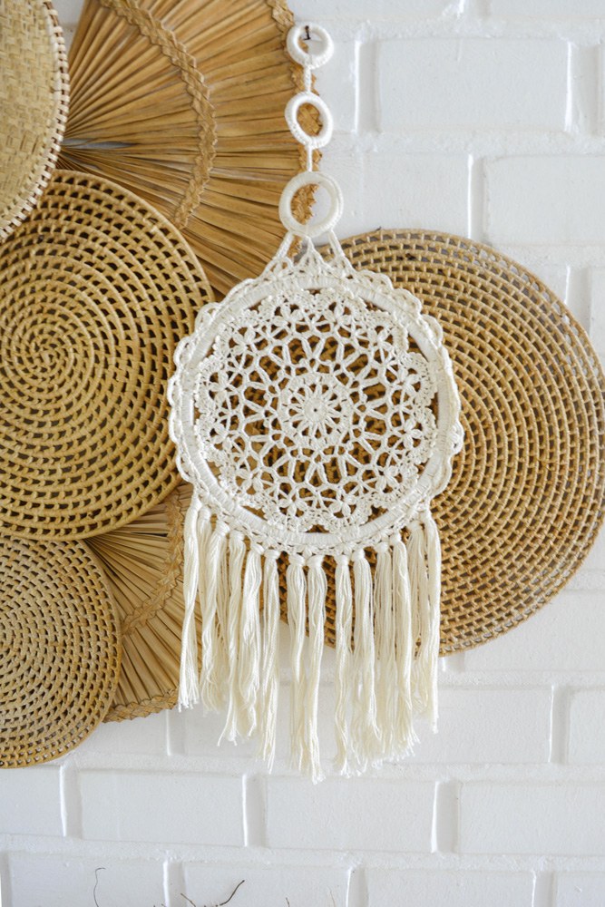 Mandala Suíço em crochê com Linha Charme Círculo Natural — bastidor de madeira com anilhas e franjas