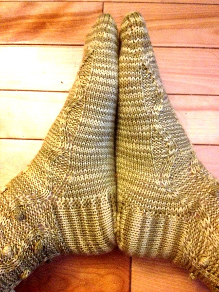 Meia Alligator de Tricô com Fio Merino Sock Superwash da Fios da Fazenda – par de meias concluídas