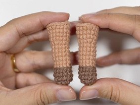 Pernas do amigurumi Cedrico finalizadas com pezinhos marrons em fio Hierro