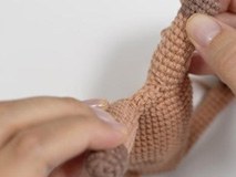 Resultado final do corpo do amigurumi Cedrico com pernas e braços