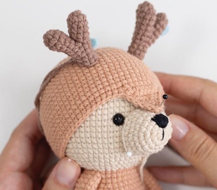 Cabeça do Cedrico com capinha e chifres costurados