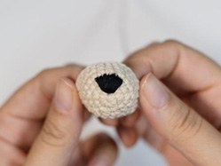 Focinho do amigurumi Cedrico em fio Banana com bordado preto