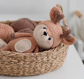 Amigurumi Cedrico finalizado deitado em cesta