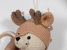 Orelhas do amigurumi Cedrico achatadas para costurar