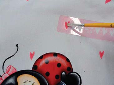 Passo 18 pintura bolsa dia das mães — corações stencil Pink