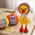 Pata Margarida amigurumi em Fio Amigurumi Chenille amarelo e Soft Círculo laranja com toquinha orquídea em crochê e laço branco