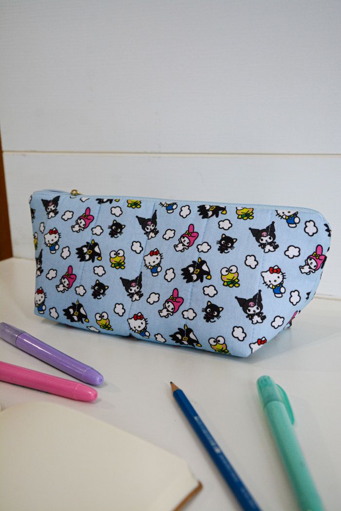 Penal Hello Kitty and Friends costurado com Tecido Tricoline Círculo Stay Together cor 3001