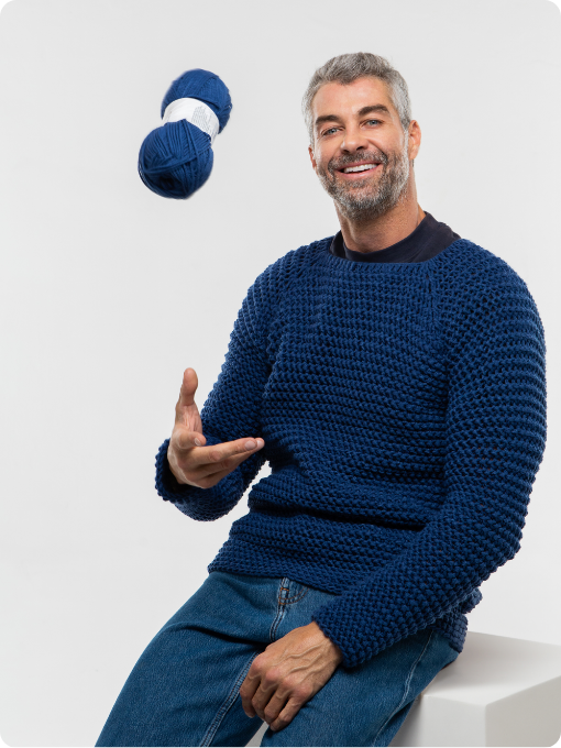 Suéter Masculino Gola Quadrada de Crochê com Fio Cisne Style — modelo usando suéter azul marinho com novelo
