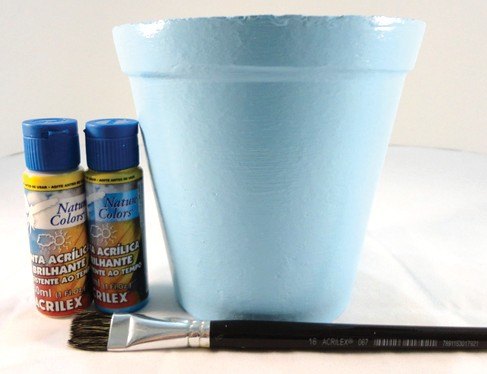 Passo 2 — vaso pintado com fundo azul claro usando Tinta Acrílica Brilhante Acrilex