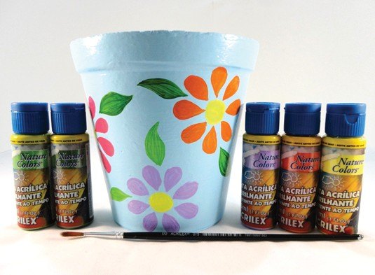 Passo 4 — vaso preenchido com flores coloridas e folhas em dois tons de verde