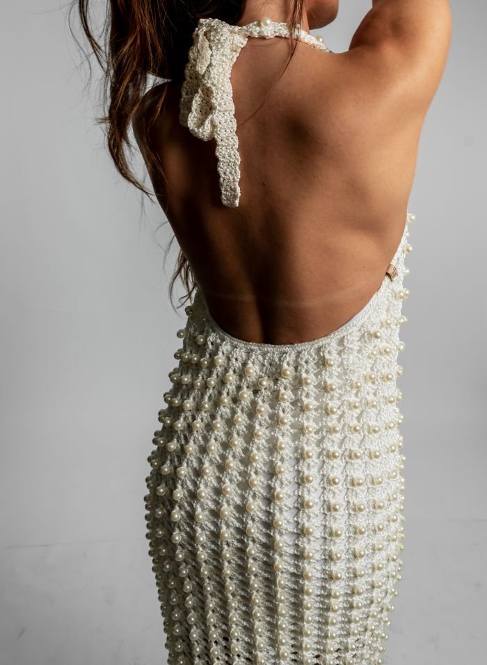 Vestido Nácar de crochê detalhe das costas com pérolas aplicadas