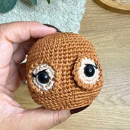 Cabeça com olhos costurados