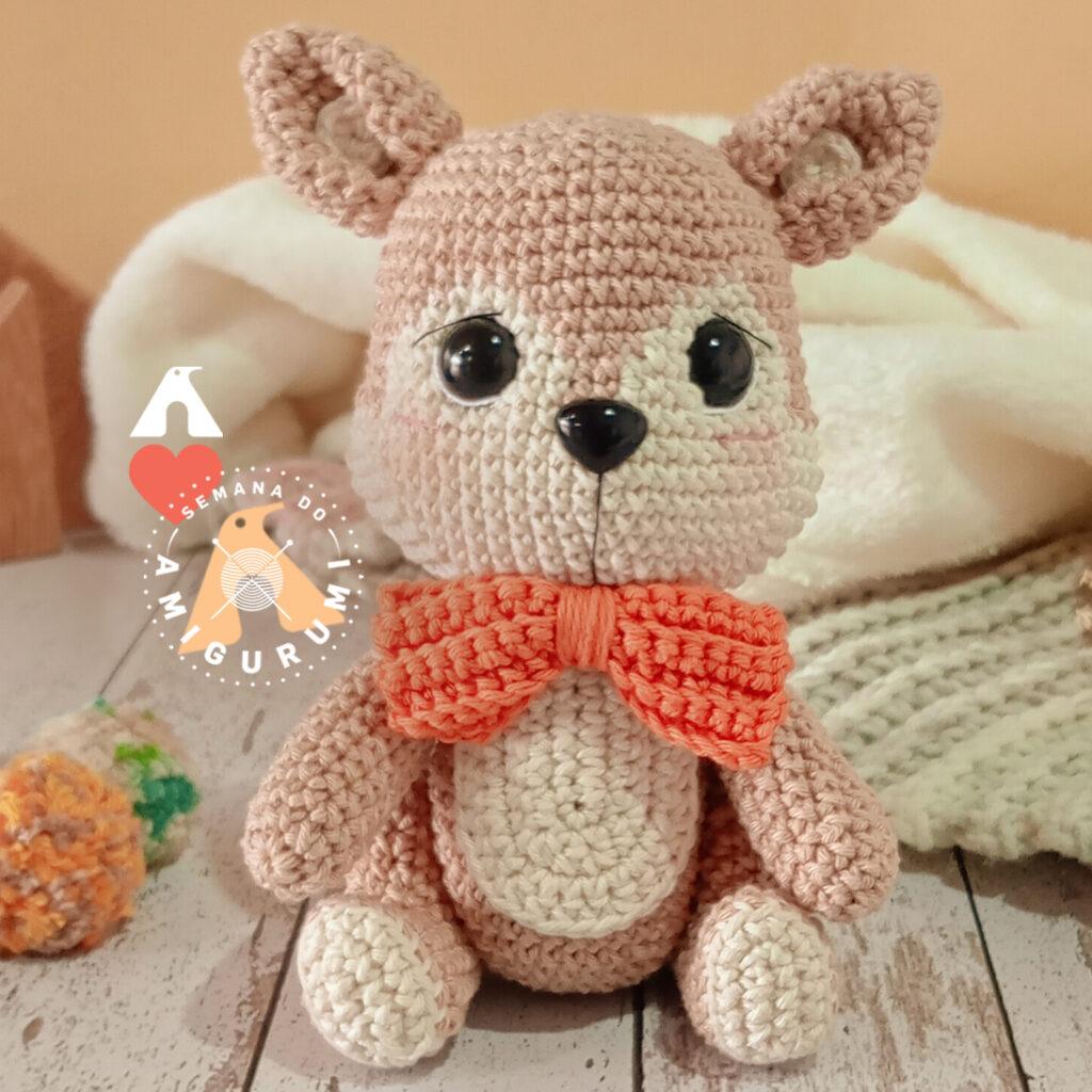 Esquilo Enrico amigurumi de crochê com gravata borboleta laranja feito com Linha Bella Amigurumi Pingouin