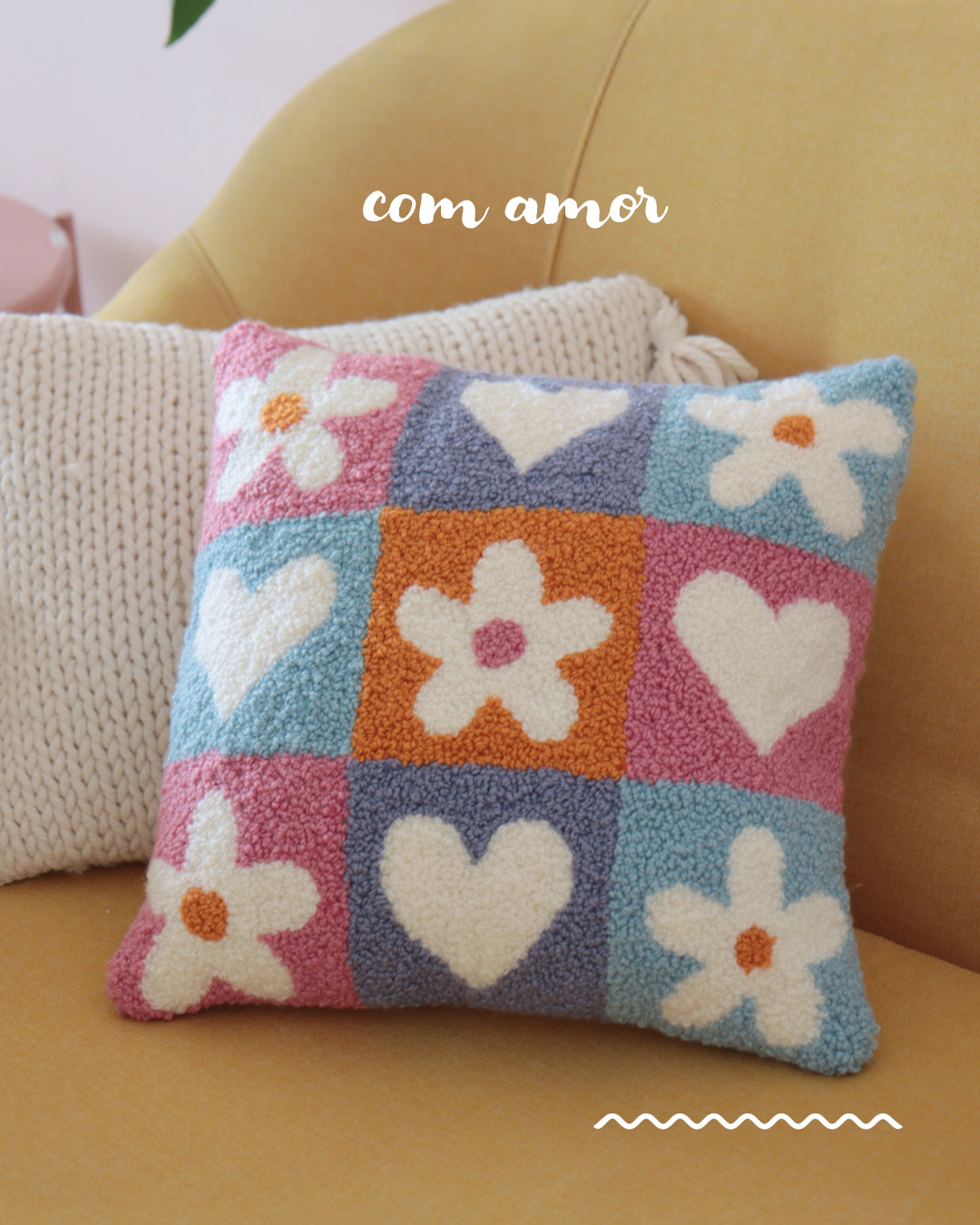 Almofada Flores em Punch Needle com Lã Paratapet Pingouin — peça finalizada com flores e corações coloridos