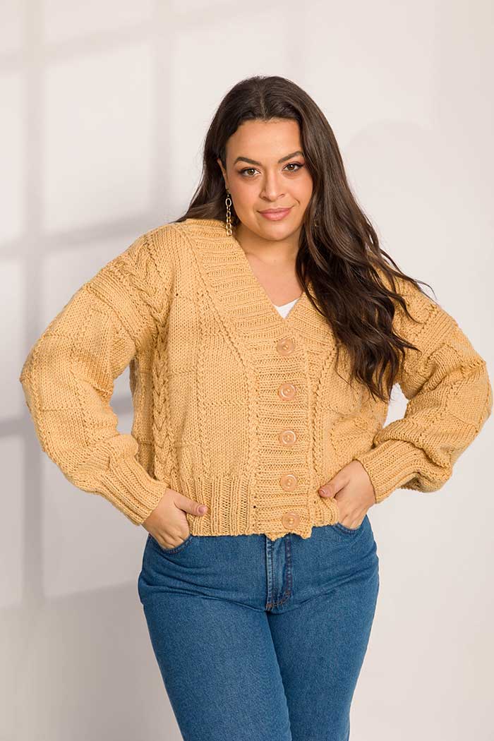 Cardigã Coala de tricô com ponto fantasia e ponto de corda, feito com Fio Classic Pull na cor Coala