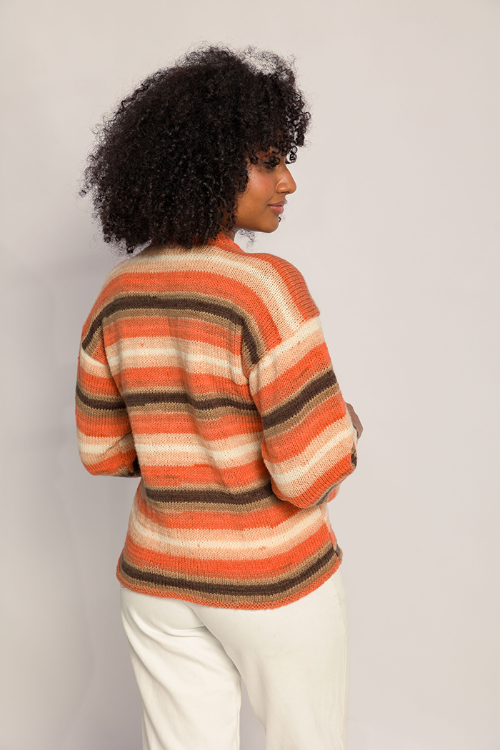 Blusa Batom de Tricô com Fio Batik Círculo - detalhe das costas e mangas