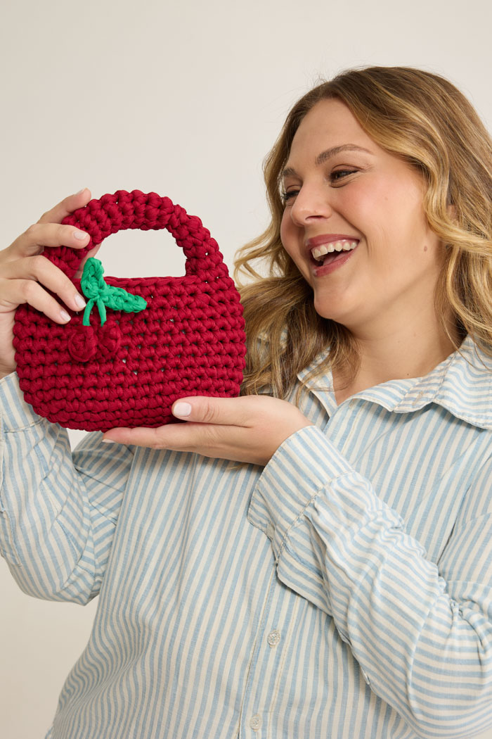 Bolsa Cherry de crochê vermelha com aplique de cereja, feita com Fio de Malha Premium Círculo