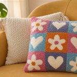 Almofada Flores em Punch Needle com Lã Paratapet Pingouin - flores e corações coloridos