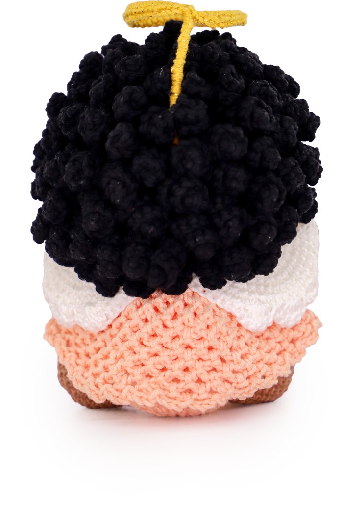 Anjinha Aurora amigurumi vista de costas mostrando asas brancas e auréola dourada