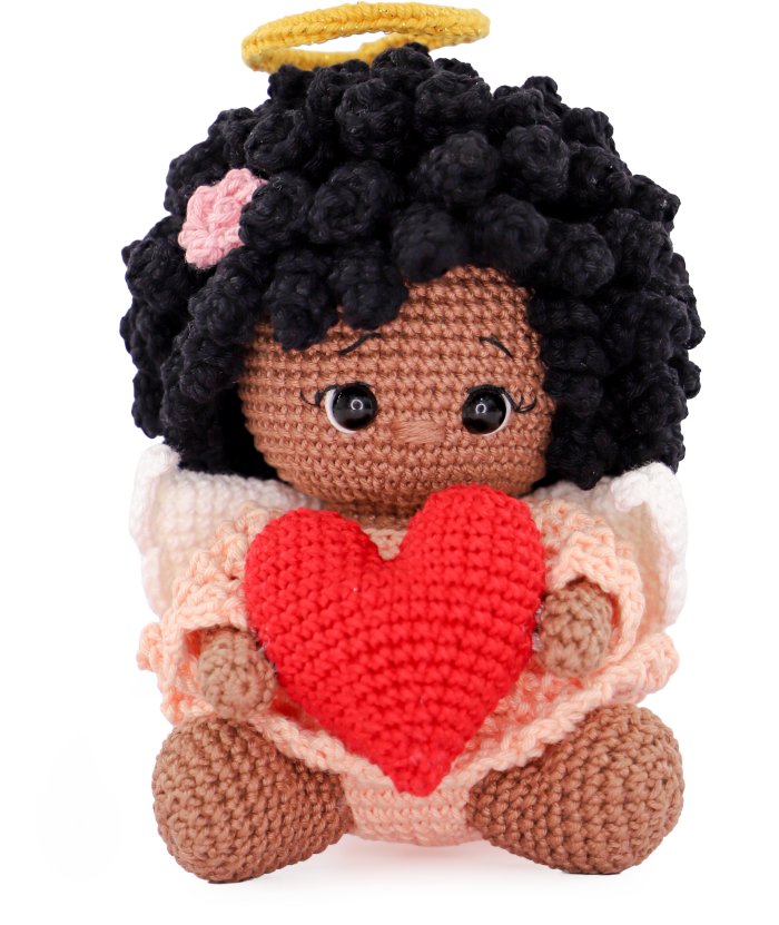 Anjinha Aurora amigurumi vista lateral mostrando detalhes das asas e cabelo cacheado