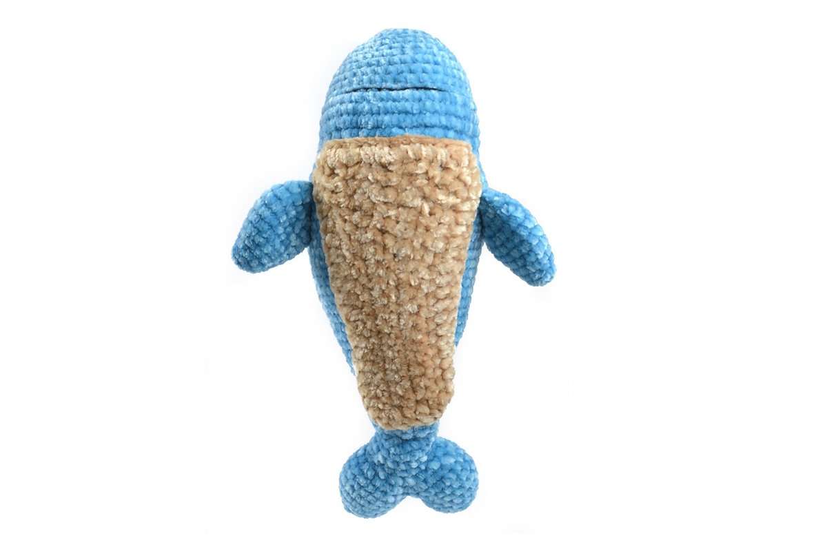 Baleia Pelúcia amigurumi vista de baixo mostrando a barriga castanha costurada e as nadadeiras laterais