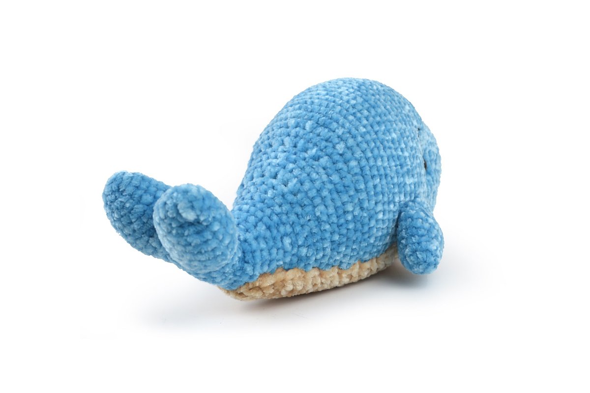Baleia Pelúcia amigurumi vista de costas mostrando a cauda e a nadadeira lateral em crochê com fio pelúcia