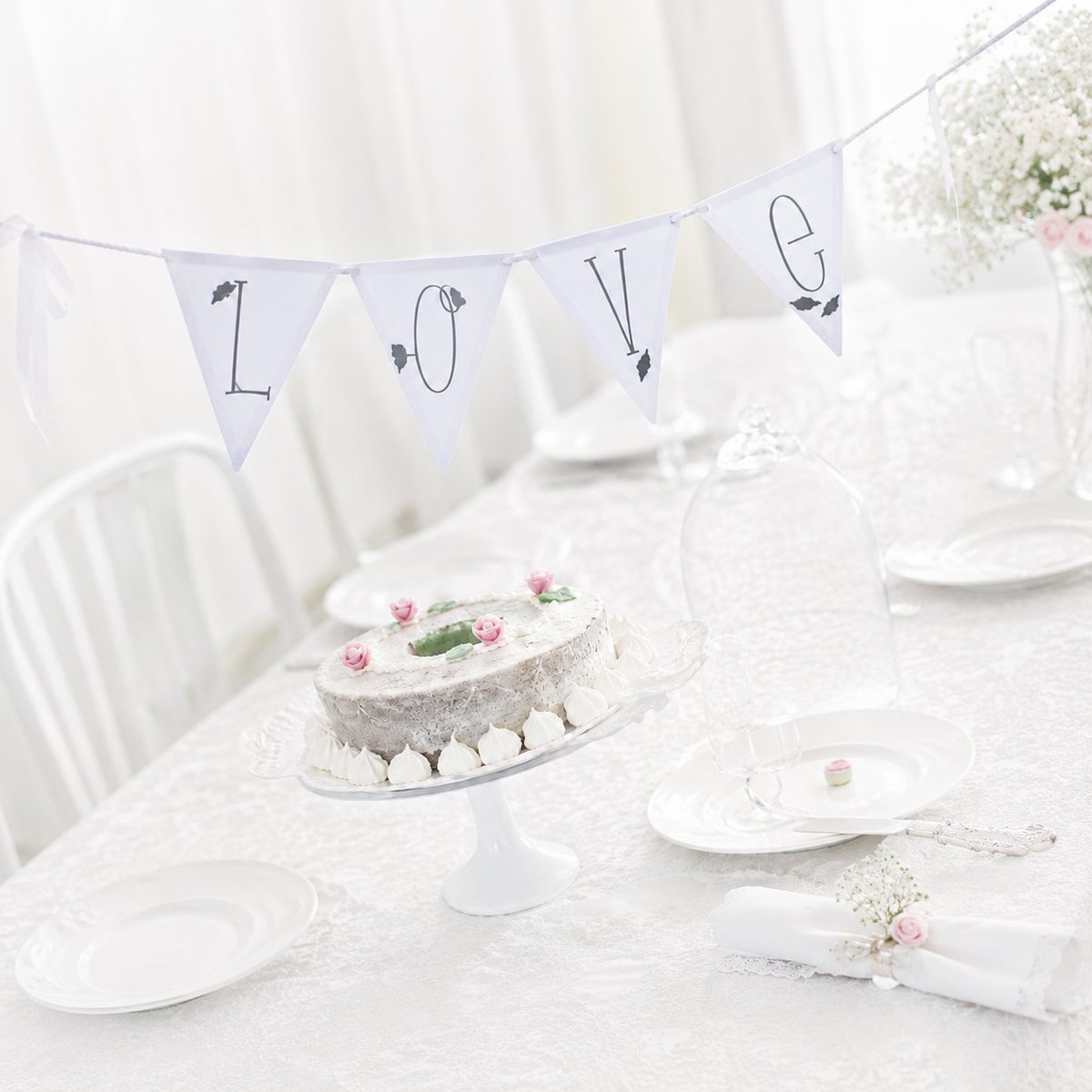 Bandeirolas Love para decoração de casamento com bordado de rosinhas e letras