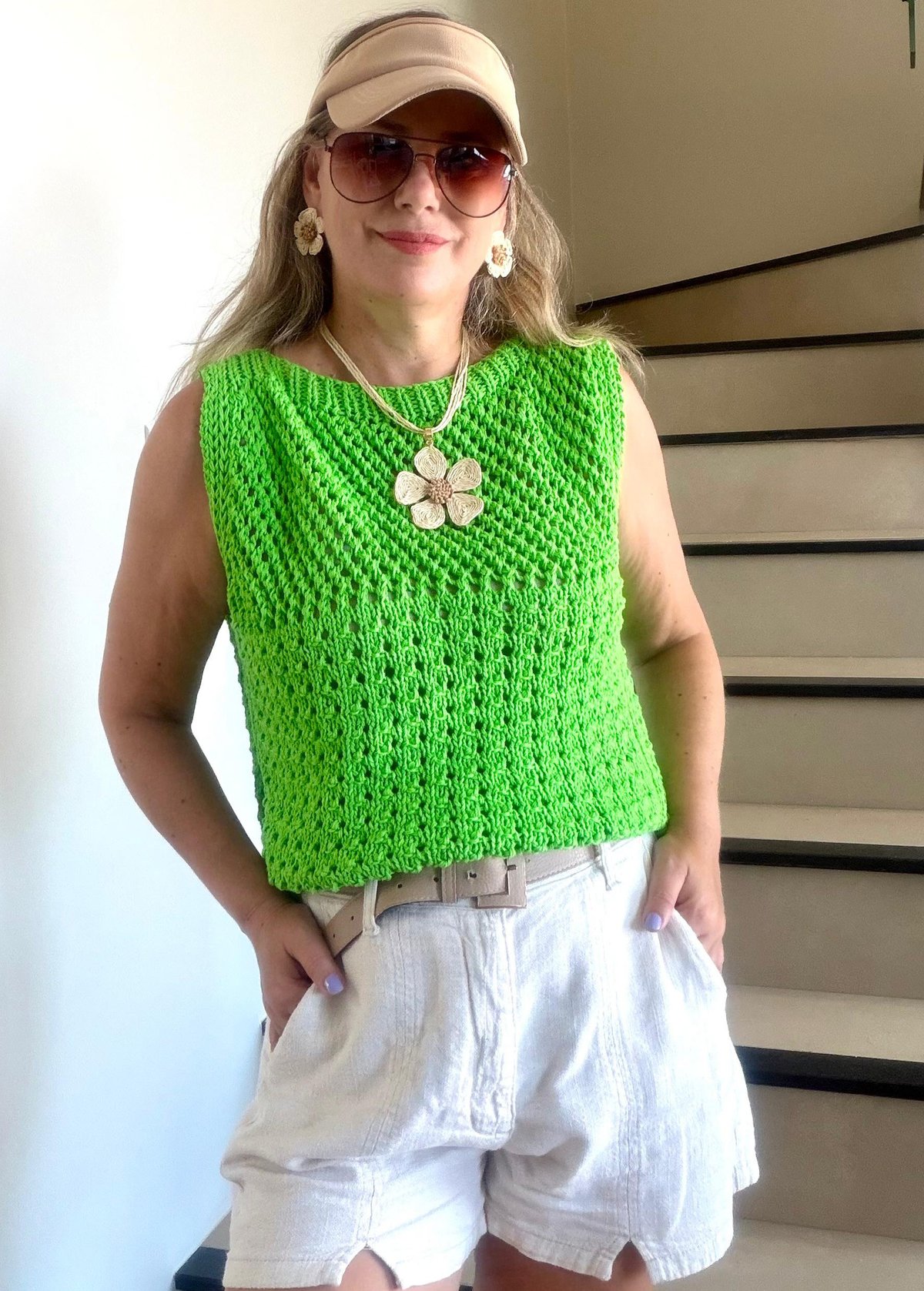 Blusa Alice de tricô sem mangas feita com Linha Bella Pingouin na cor Sport Green, com pontos fantasia vazados