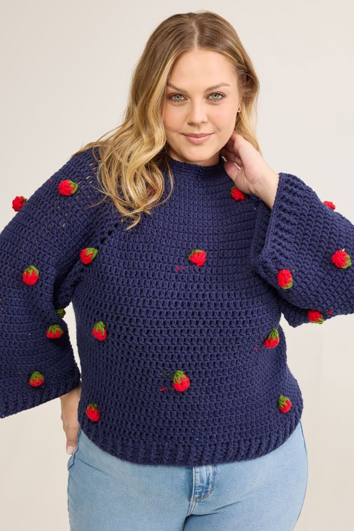 Blusa Berry de crochê azul-marinho com morangos aplicados em vermelho e verde, vista frontal