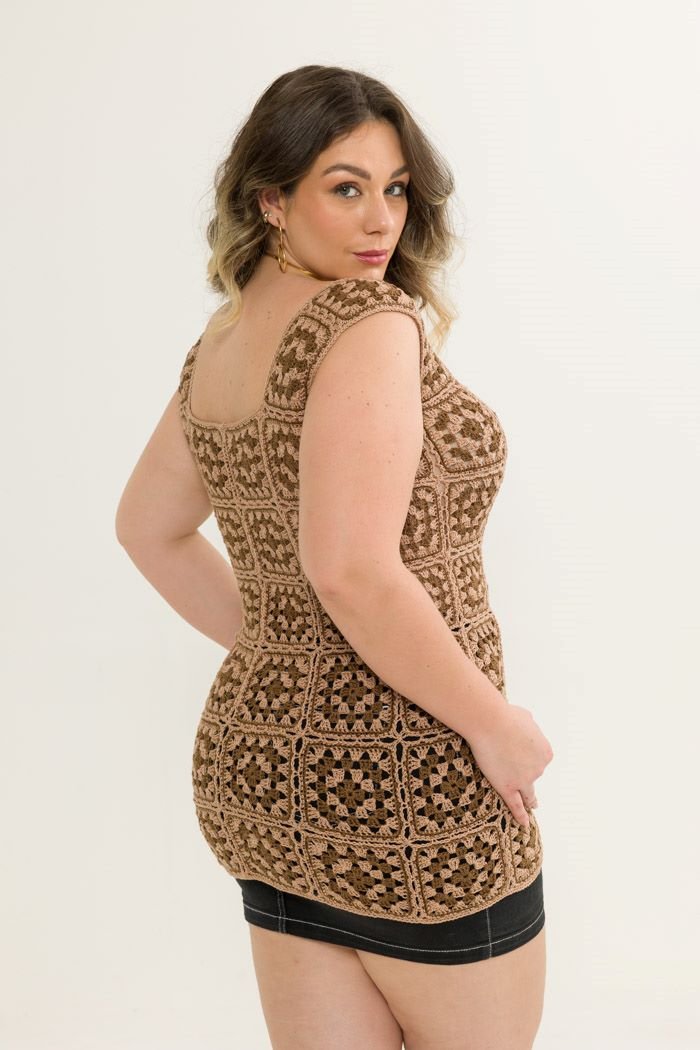 Blusa Chocolate Squares de crochê com Linha Anne Círculo — vista das costas mostrando squares e alças