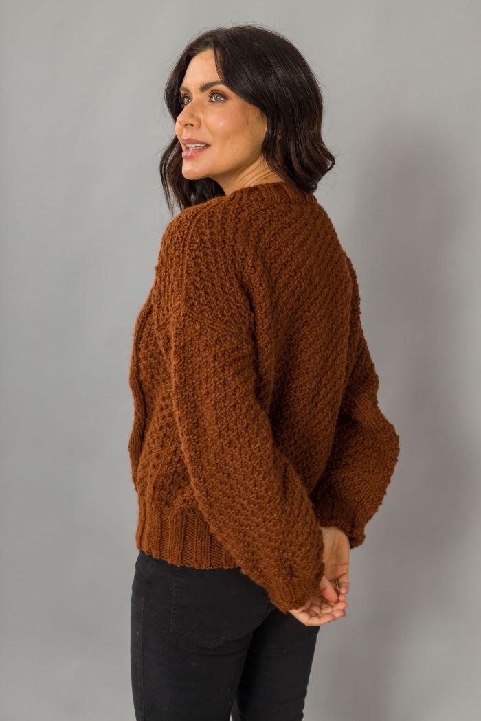 Costas da Blusa Chocolate de tricô trabalhadas em ponto fantasia texturizado