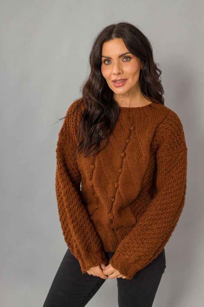 Blusa Chocolate de tricô em ponto fantasia com painel central de pipoca, vista de frente