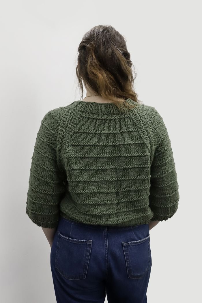Blusa Miranda de tricô, detalhe da textura do ponto fantasia e gola