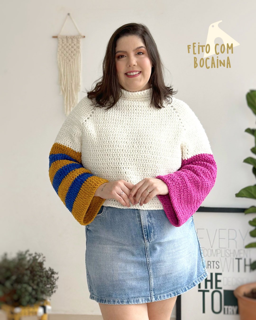 Detalhe da manga colorida da Blusa Naju de crochê com Fio Bocaina
