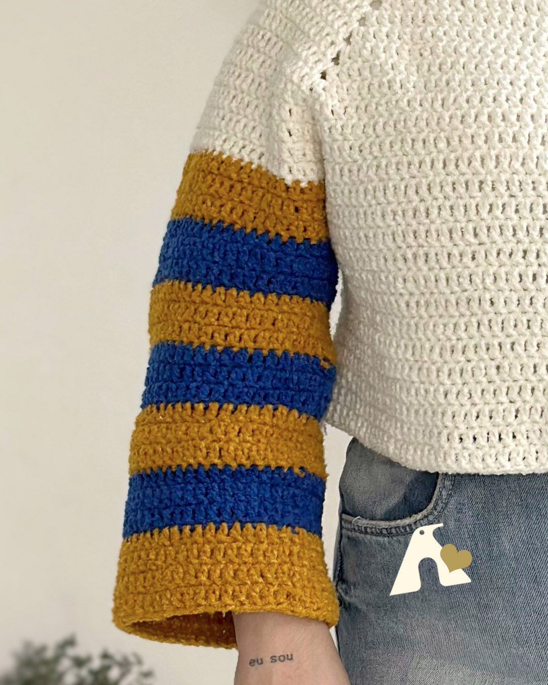 Detalhe da textura bouclé e gola da Blusa Naju com Fio Bocaina