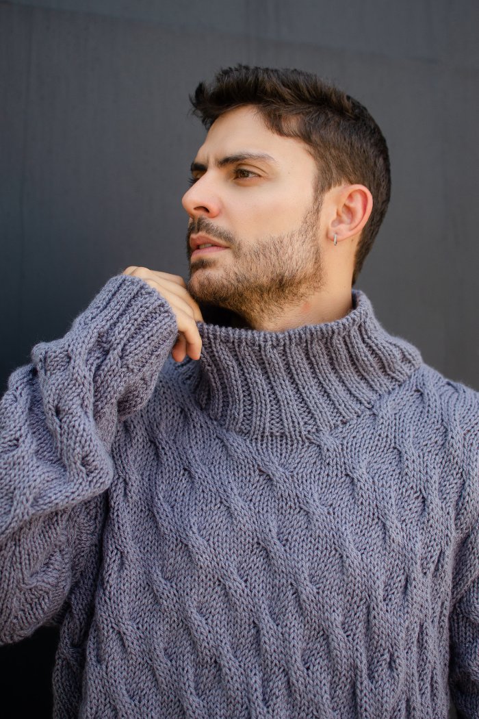 Blusa Polar de Tricô Masculino com tranças e gola alta, feita com Fio Mollet na cor Polar