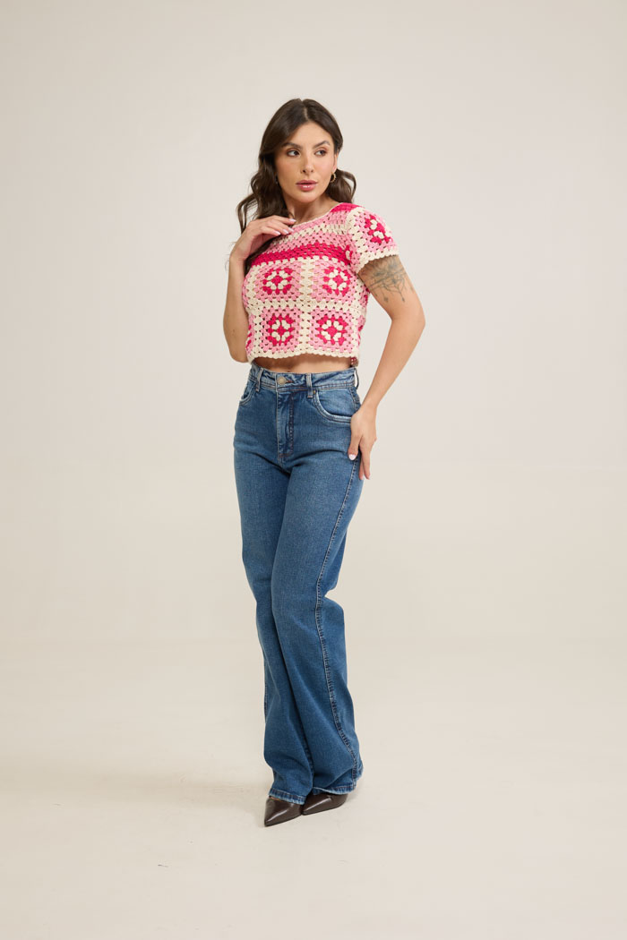 Detalhe dos motivos granny square da Blusa Roseira em tons de rosa e natural