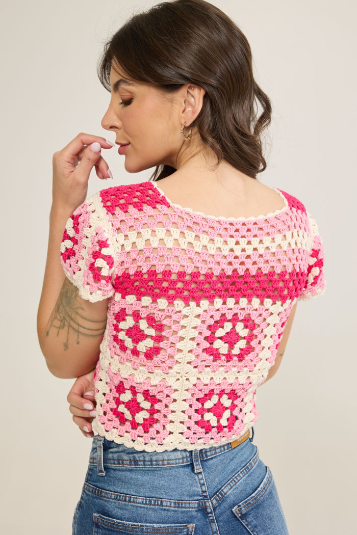 Blusa Roseira de Crochê vista frente e costas com squares em tons de rosa