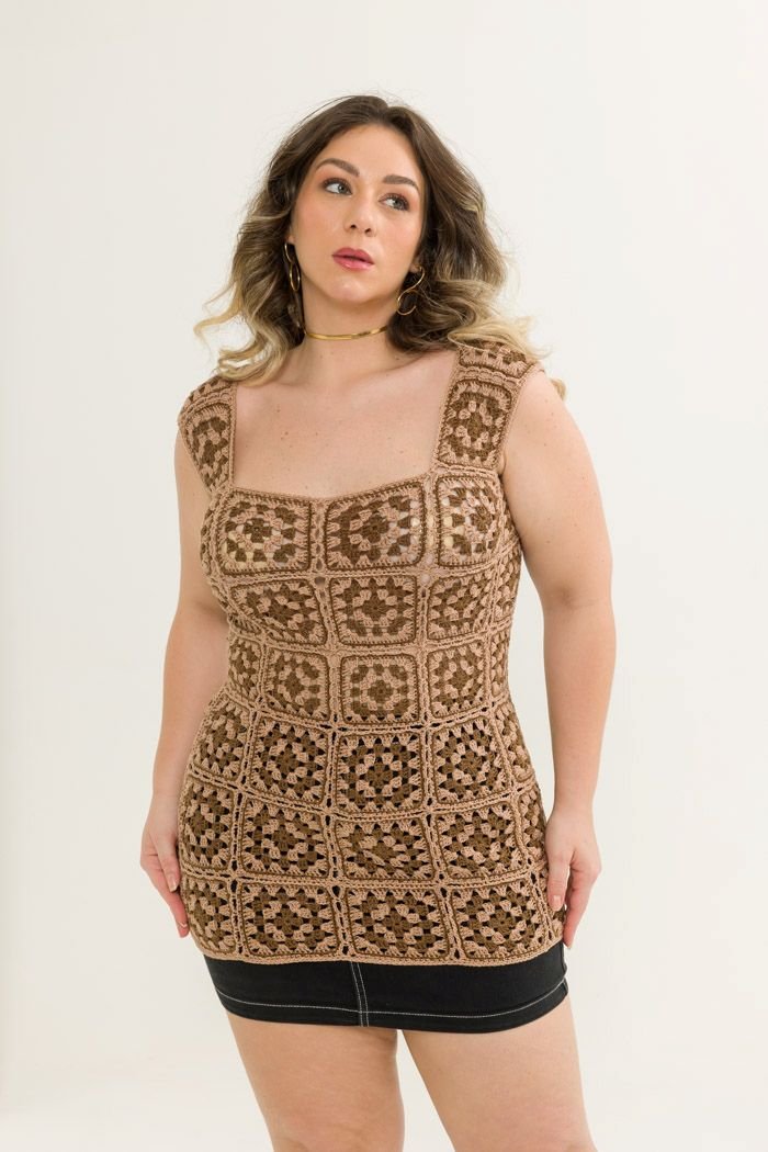Detalhe da blusa Chocolate Squares mostrando os granny squares em Linha Anne