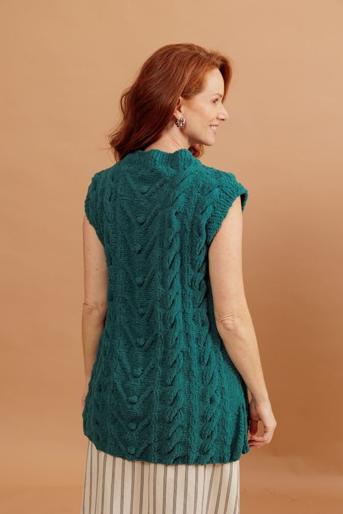 Detalhe da frente da Blusa Ternura com tranças e pontos bola em tricô