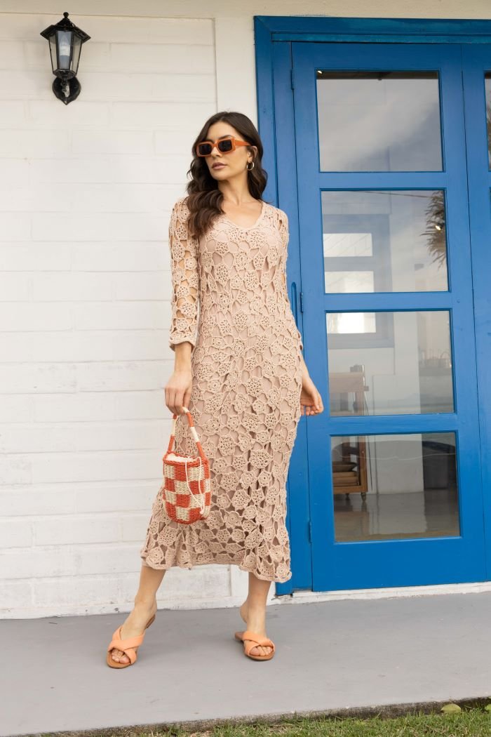 Vestido Pétala de crochê com Linha Anne na cor Amêndoa – visão frontal com motivos florais vazados