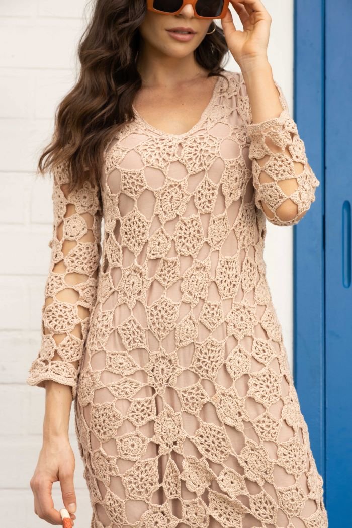 Vestido Pétala de crochê – detalhe da composição dos motivos florais
