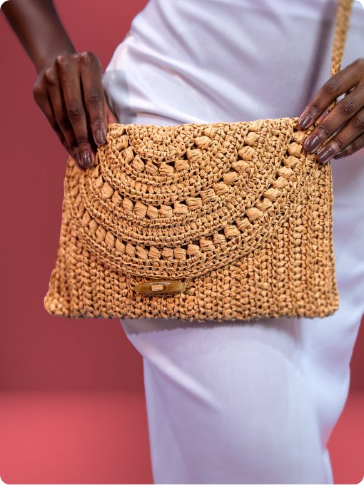 Bolsa de Crochê com Fio New Raffia Linhas Corrente – vista frontal com aba e alça