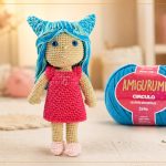 Boneca Touro de Amigurumi com cabelo azul turquesa e vestido rosa feita com Fio Amigurumi Círculo