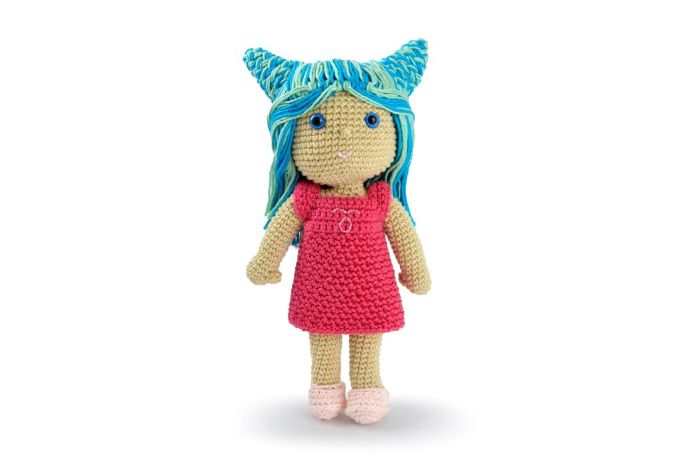 Boneca Touro de Amigurumi ao lado de novelo de Fio Amigurumi Círculo na cor Turquesa
