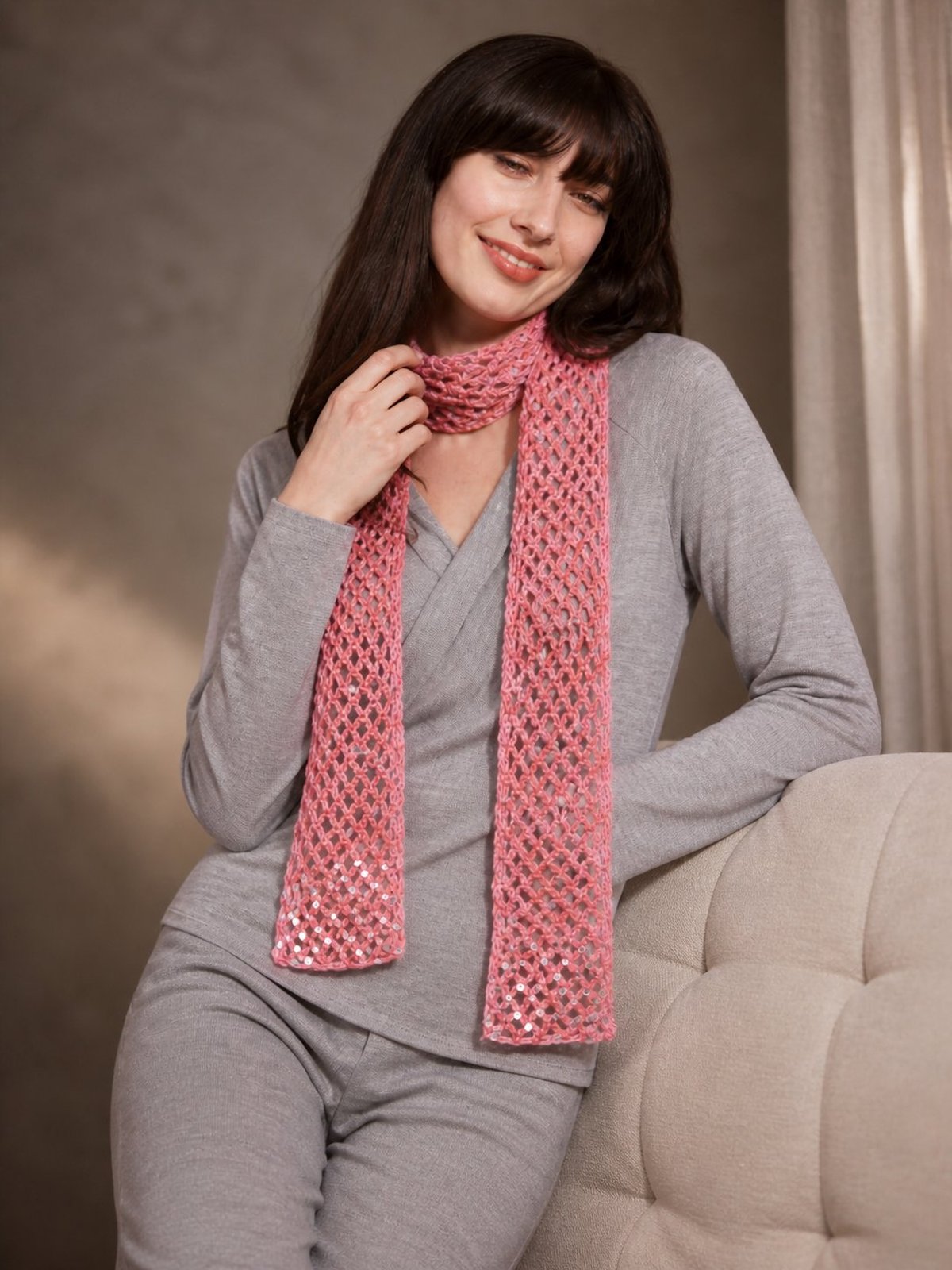 Cachecol de crochê rosa com ponto fantasia rendado e lantejoulas nas pontas, feito com Linha Camila Fashion