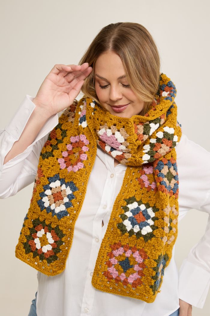 Cachecol Outono de crochê com granny squares em tons de outono