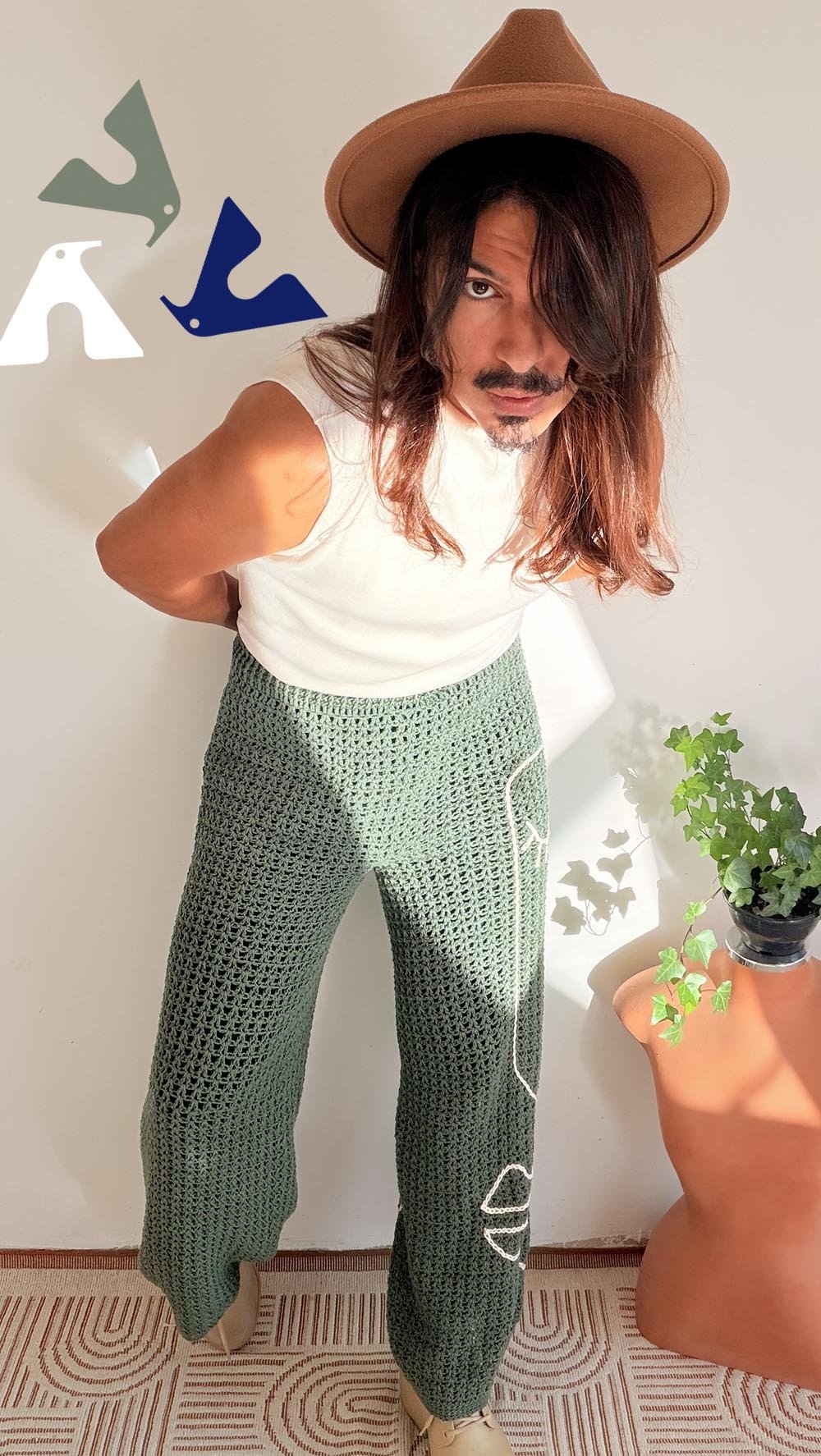Detalhe da calça pantalona de crochê bordada com Fio Bella Pingouin